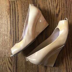 Stuart Weitzman nude patent leather wedges
